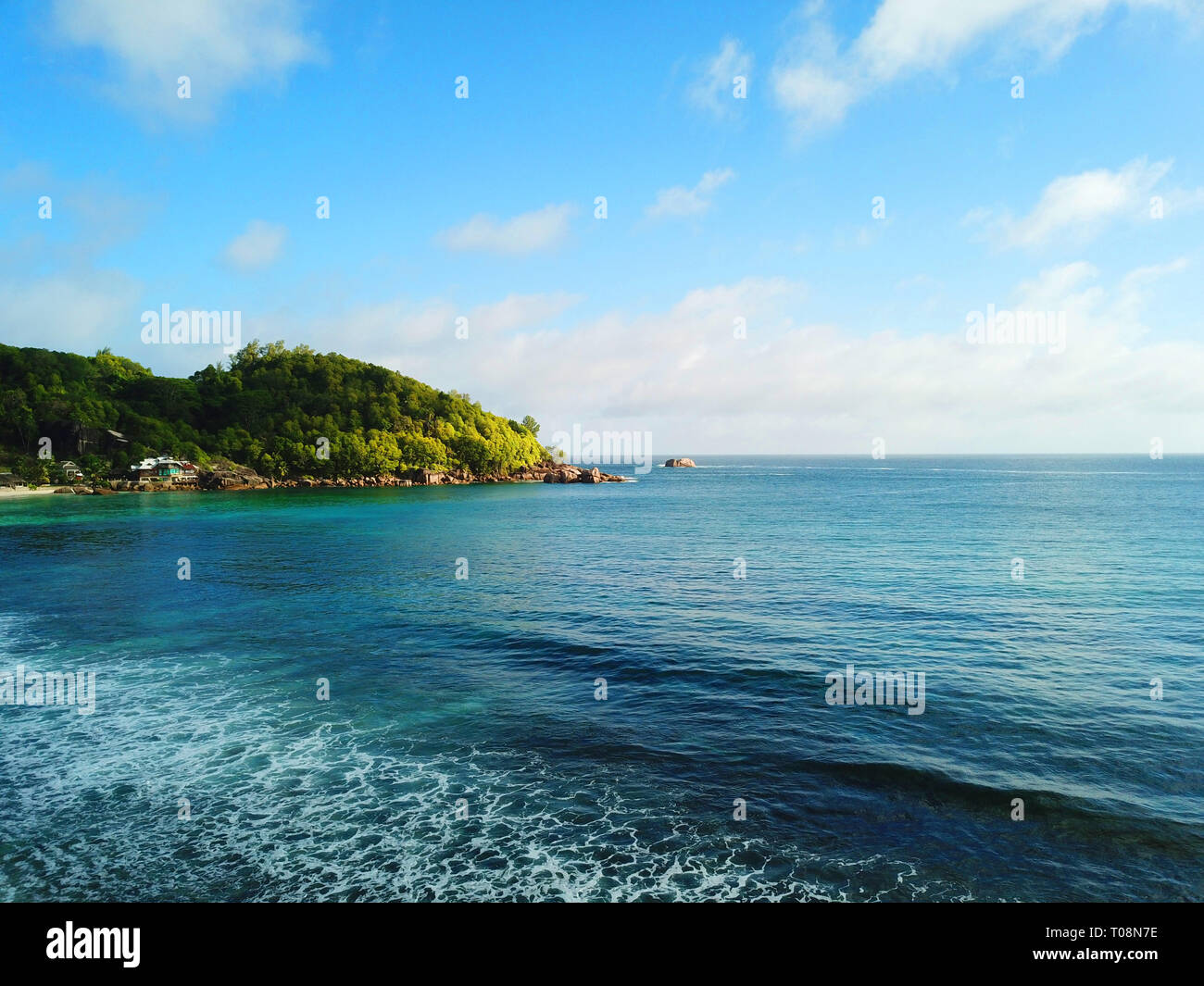 Indischer Ozean und der Küste der Insel Mahe Seychellen am Strand von Takamaka. Stockfoto