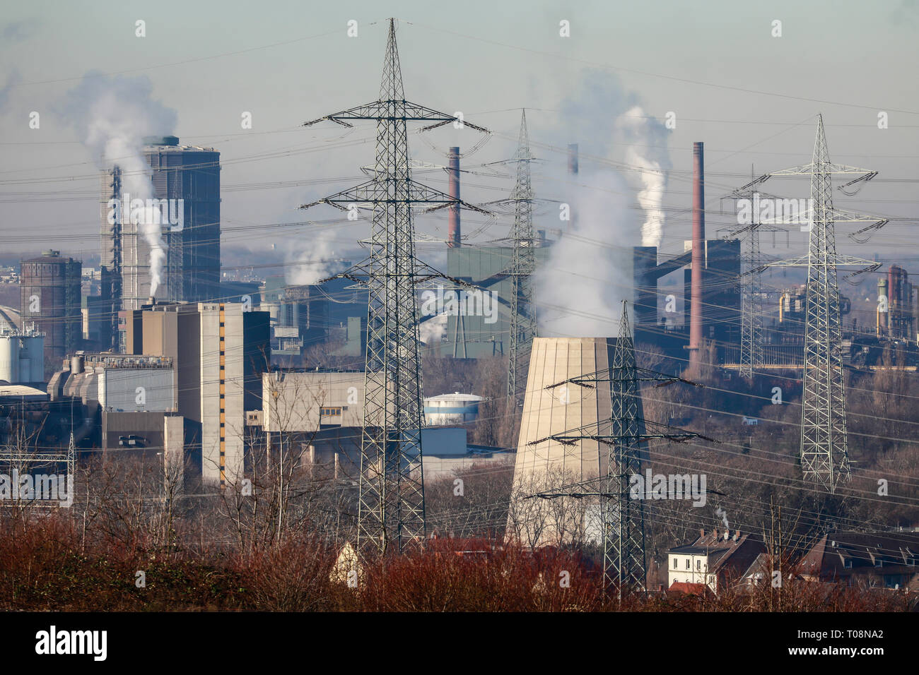 20.01.2019, Essen, Nordrhein-Westfalen, Deutschland - industrielle Landschaft im Ruhrgebiet, RWE Muellheizkraftwerk Essen Carnap auf der Linken, Gedeihen c Stockfoto