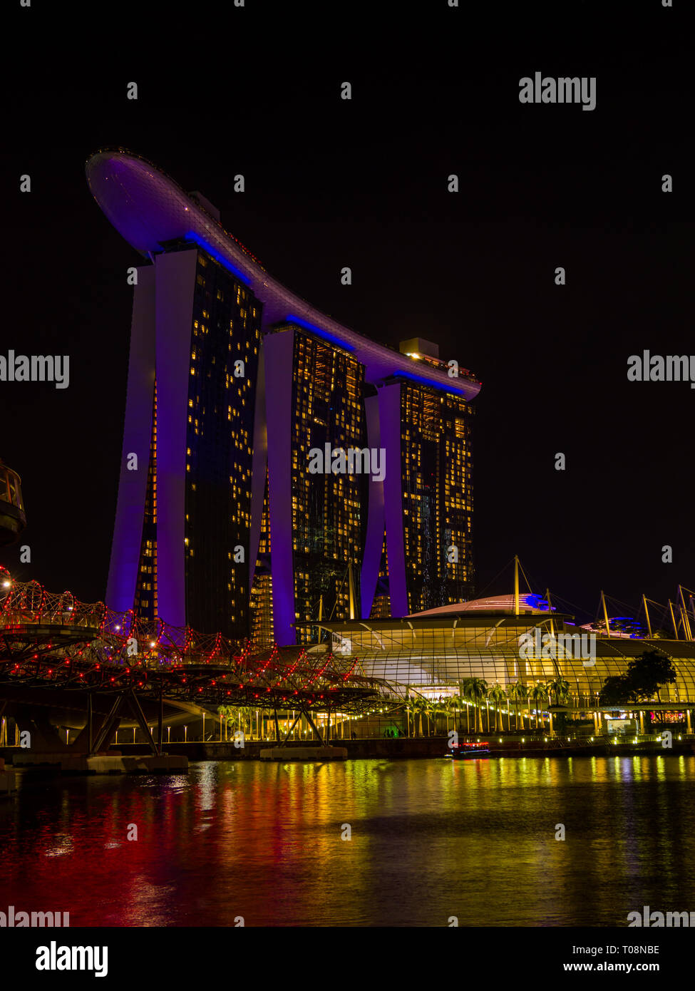 SINGAPORE CITY, Singapur - 1. MÄRZ 2019: Marina Bay Sands in der Nacht das größte Hotel in Asien. Es öffnete am 27. April 2010. Stockfoto