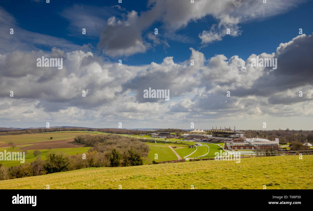 Blick in Richtung Goodwood Estate Pferderennbahn von Trundle (St Roche's Hill) in den South Downs National Park in der Nähe von Chichester, West Sussex, Großbritannien Stockfoto