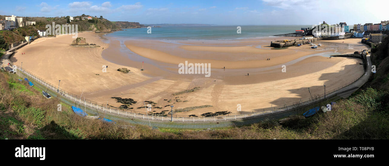 Carmarthen Bay und Tenby Strand bei Ebbe - Tenby in Pembrokeshire, South Wales im Vereinigten Königreich. Stockfoto