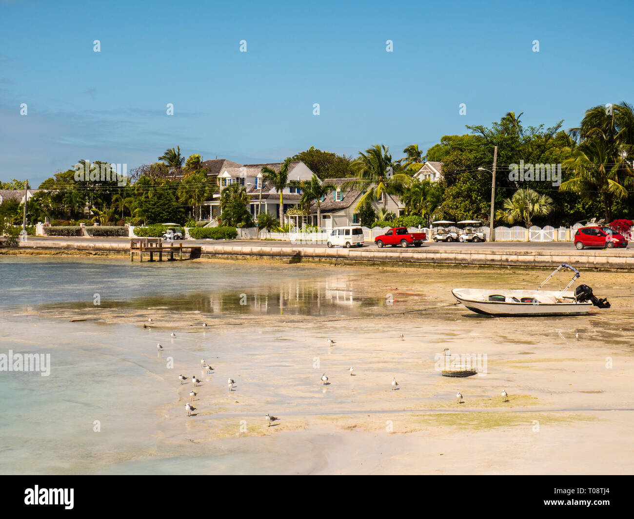 Tropischen Küste mit Boot, Düsseldorf, Stadt, Hafen, Insel, Eleuthera, Bahamas, in der Karibik. Stockfoto