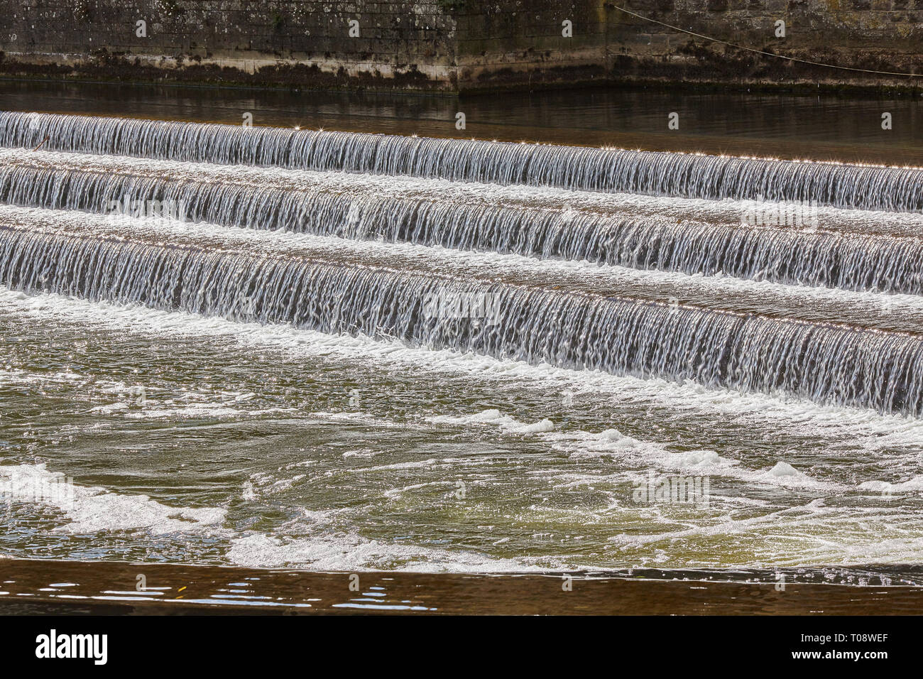 Der Fluss Avon fließt durch das Herz der Stadt Bath, Somerset, Großbritannien. Stockfoto