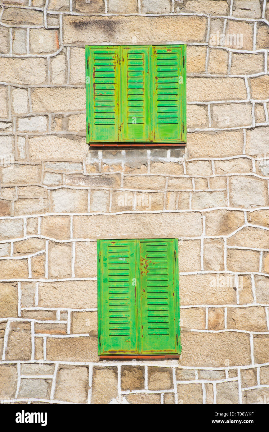 Geschlossene Fenster in der Mauer aus Stein. Stockfoto