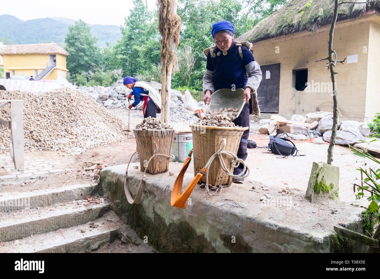 Die manuelle Arbeit Straßenbau in der Nähe von Duoyishu Dorf, Yuanyang Grafschaft, in der Präfektur Honghe in der südöstlichen Provinz Yunnan, China, Stockfoto