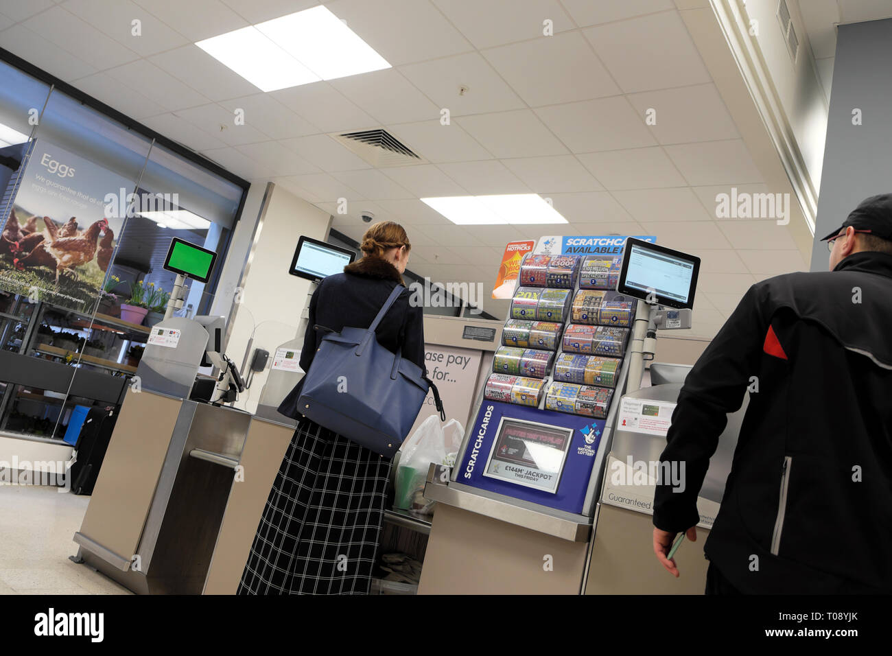 Rückansicht eines weiblichen Kunden mit einer Handtasche zahlen für Ihre Einkäufe an der Kasse der Supermarkt Waitrose bis in London UK KATHY DEWITT Stockfoto