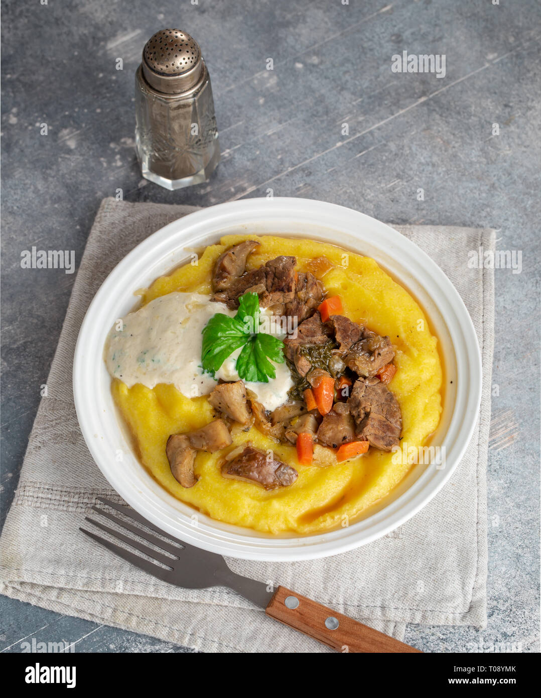 Stroganoff über Polenta Stockfoto