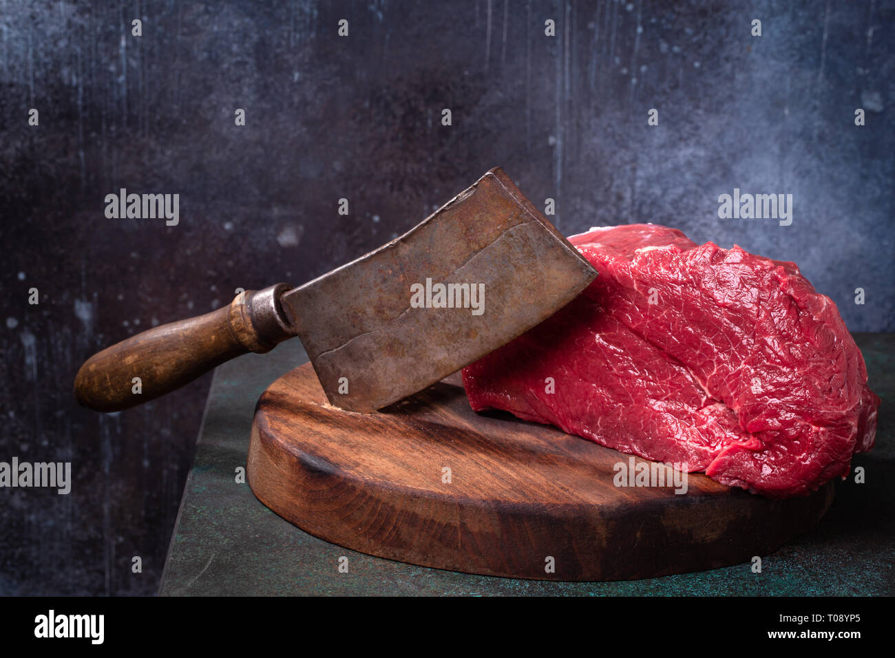 Rohes Rindfleisch und Fleisch Cleaver Stockfoto