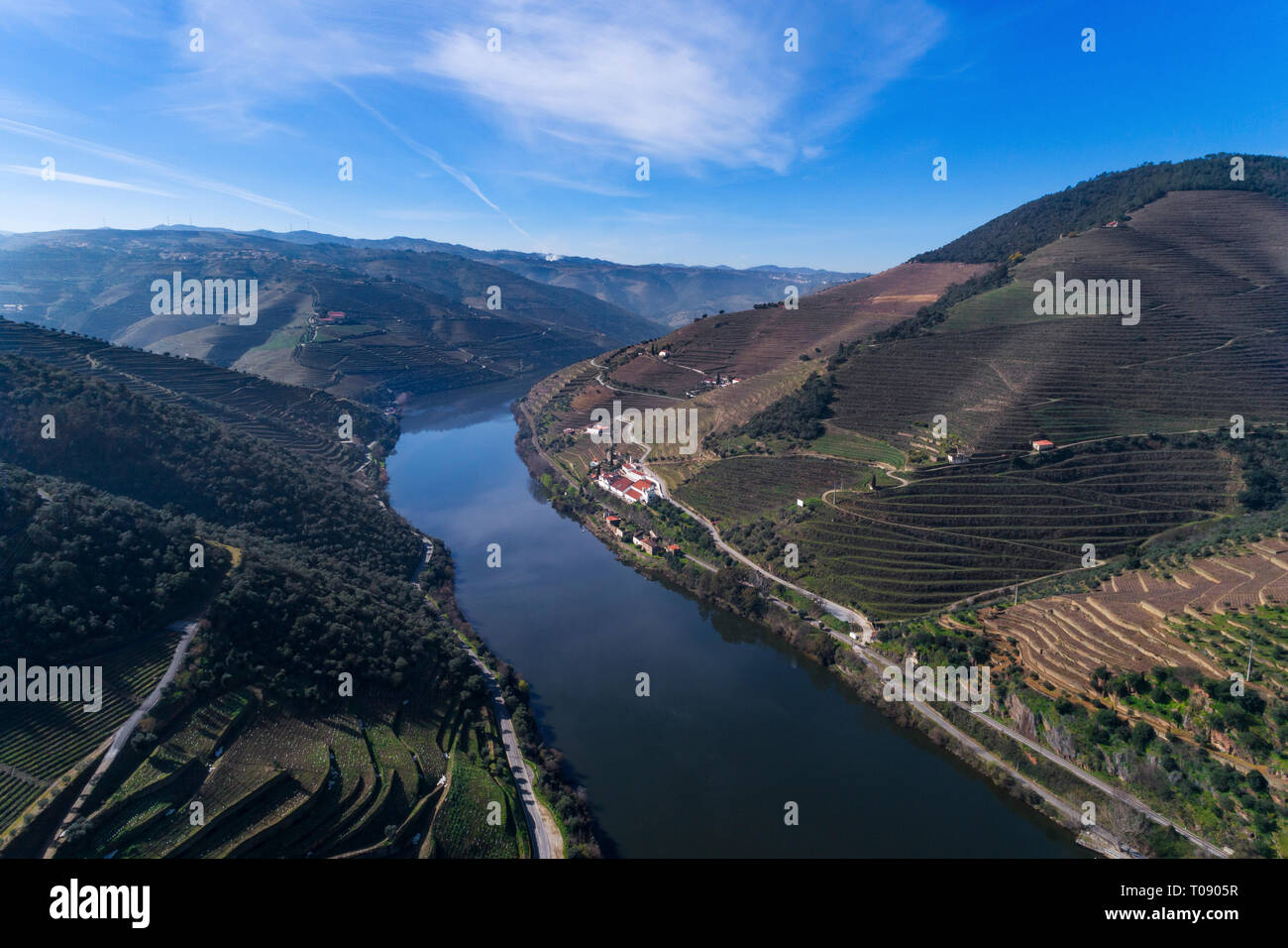 Luftaufnahme der terrassierten Weinbergen im Douro Tal und den Fluss in der Nähe des Dorfes Pinhao, Portugal; Konzept für Reisen in Portugal und die meisten Beau Stockfoto