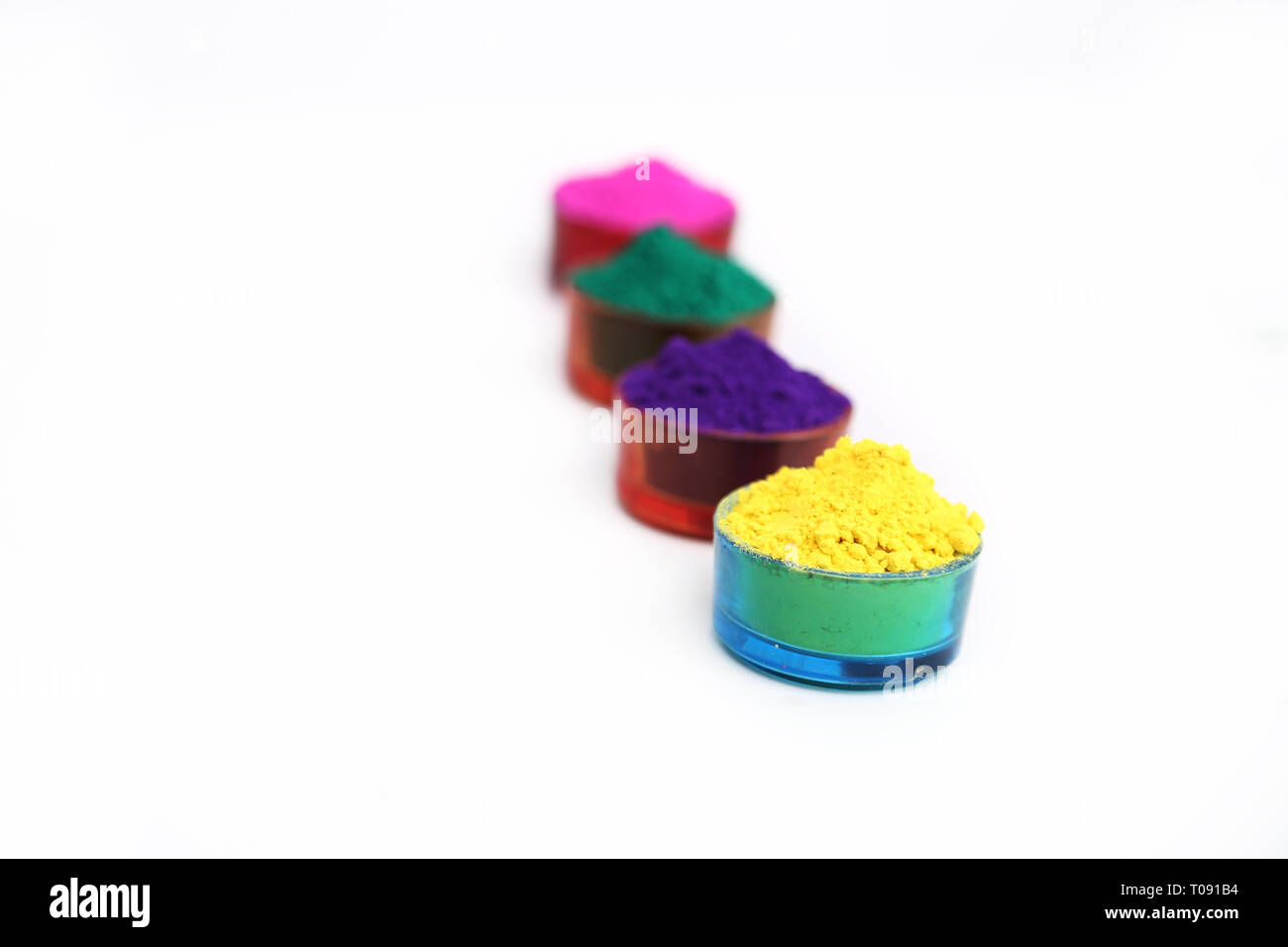 Bild von Holi Farbe Pulver für Holi Spaß. Auf den weißen Hintergrund isoliert. Stockfoto