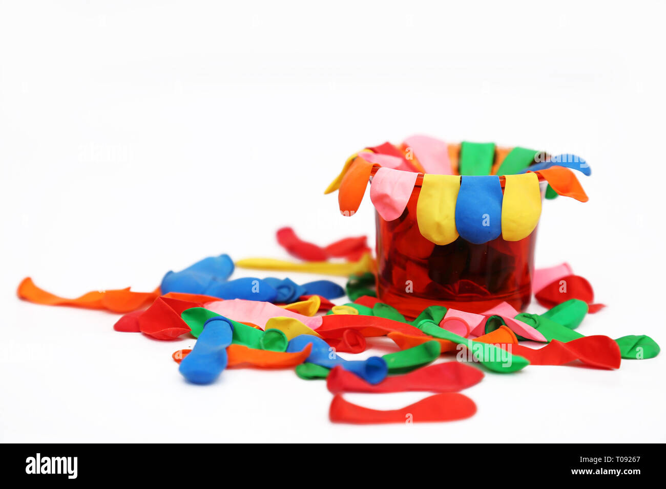 Bild von vielen Wasser Luftballons in Schüssel für Holi Spaß. Auf den weißen Hintergrund isoliert. Stockfoto