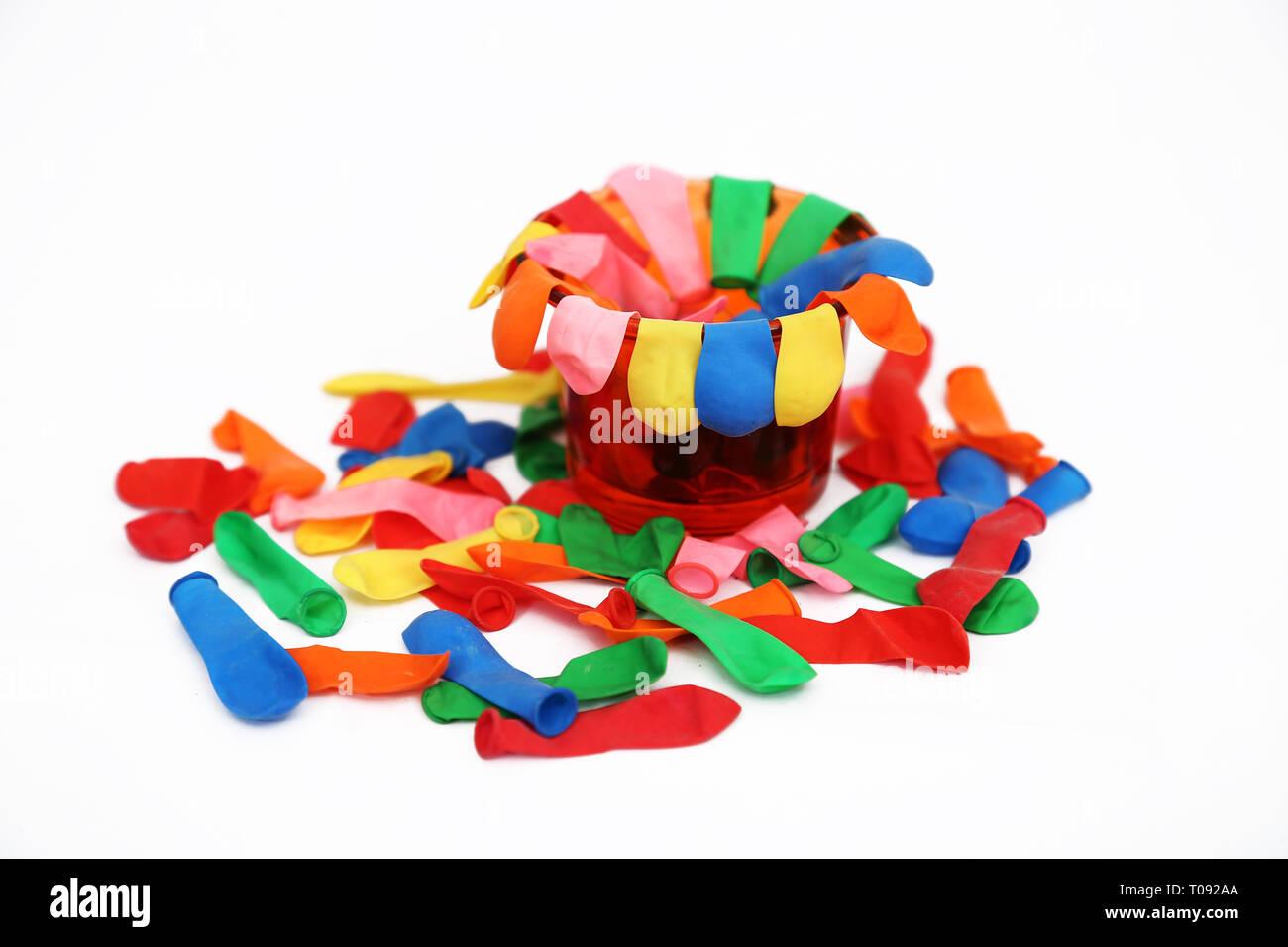 Bild von wasserbomben in der Schüssel für Holi Spaß. Auf den weißen Hintergrund isoliert. Stockfoto