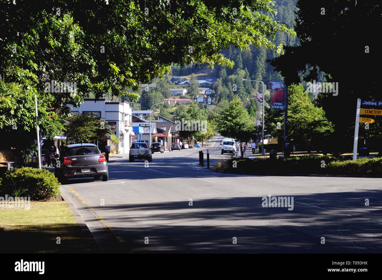 Die Hauptstraße in Hamner Springs auf Neuseelands Südinsel. Die Stadt ist berühmt für seine heißen Quellen. Es hat auch viele andere Attraktionen. Stockfoto