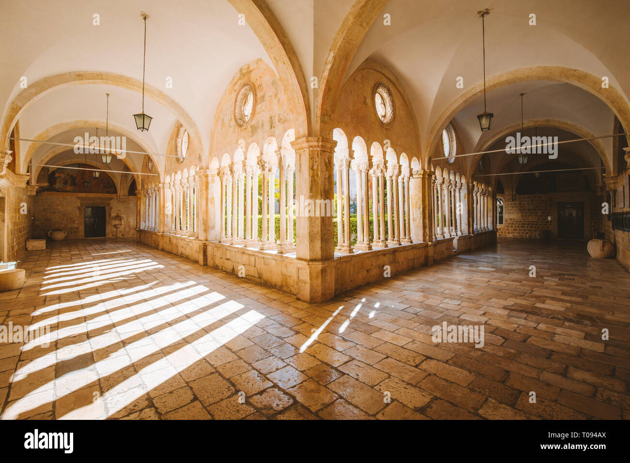 Wunderschöne Aussicht auf historischen Innenhof Franziskaner der berühmten Kirche und Kloster in Dubrovnik, Dalmatien, Kroatien Stockfoto