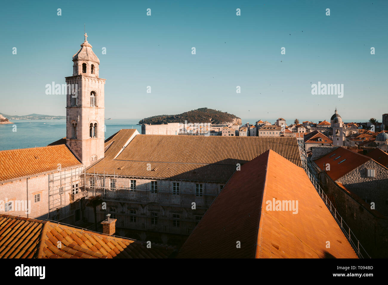 Klassische Panoramablick auf die historische Altstadt von Dubrovnik, eines der bekanntesten touristischen Destinationen im Mittelmeer, bei Sonnenuntergang, Dalmatien, C Stockfoto