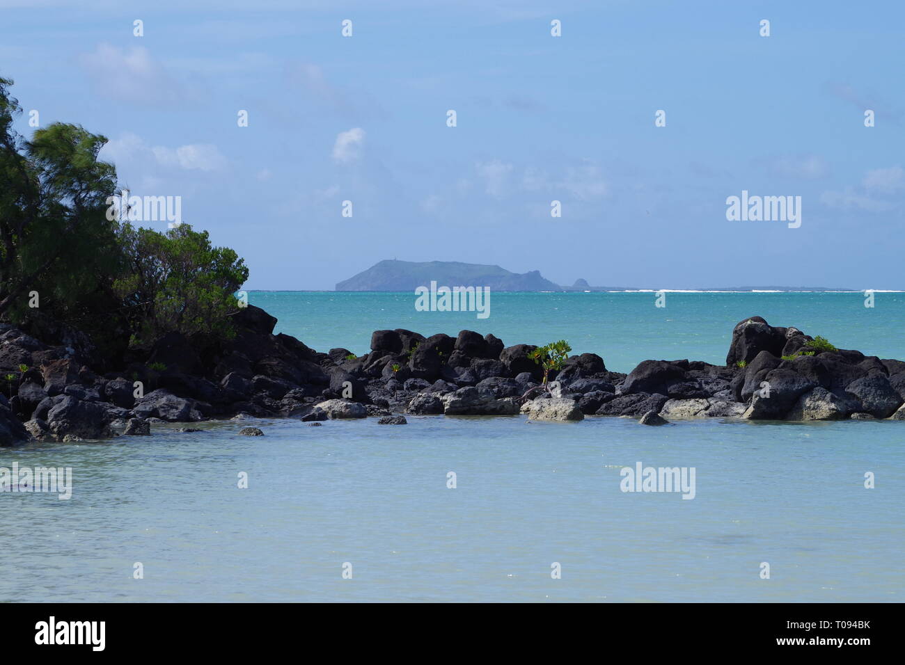 Flache Insel von der Küste von Grande Gaube, Mauritius Stockfoto