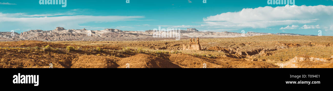 Panoramablick auf die wunderschöne Landschaft der Wüste mit hoodoos Sandstein Felsformationen in Goblin Valley State Park bei Sonnenuntergang, Utah, USA Stockfoto