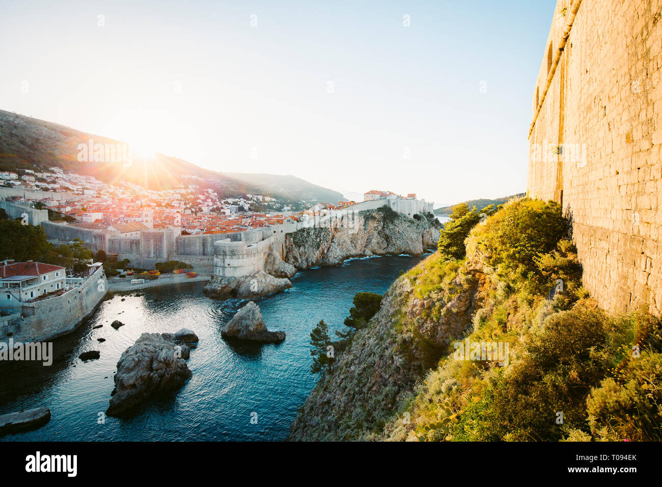 Schönen Panoramablick auf die historische Altstadt von Dubrovnik im schönen goldenen lichter Morgen bei Sonnenaufgang, Dalmatien, Kroatien Stockfoto