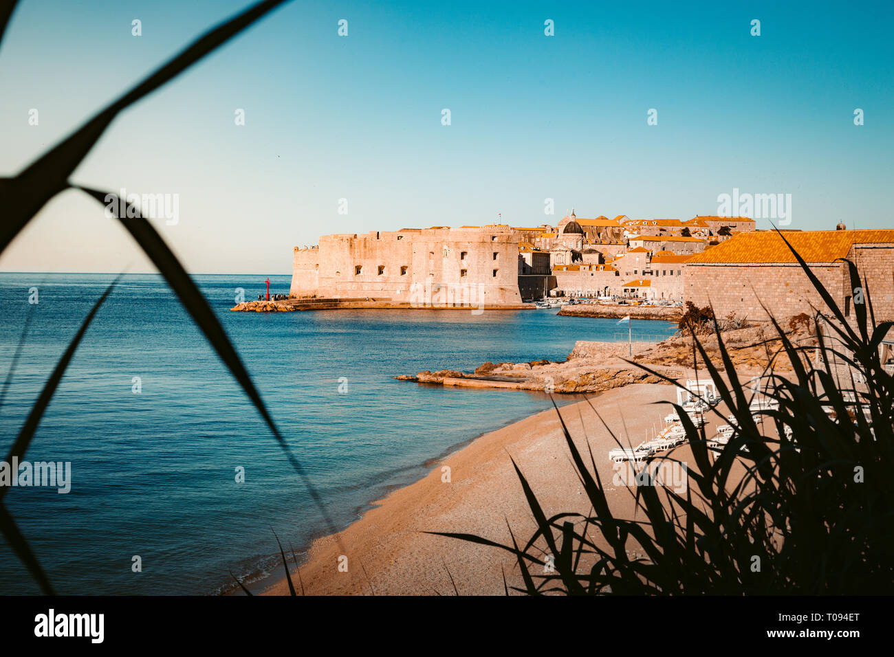 Panoramablick auf das luftbild der Altstadt von Dubrovnik, eines der bekanntesten touristischen Destinationen im Mittelmeer, bei Sonnenaufgang, Dalmatien, C Stockfoto