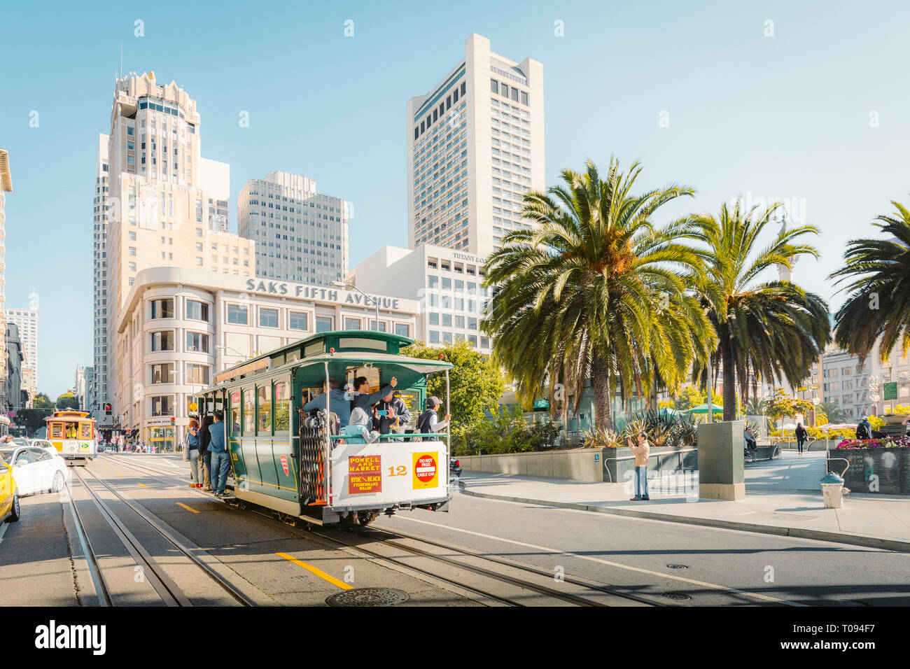 Traditionelle Powell-Hyde Seilbahnen am Union Square im Zentrum von San Francisco im schönen goldenen Morgenlicht, Kalifornien, USA Stockfoto