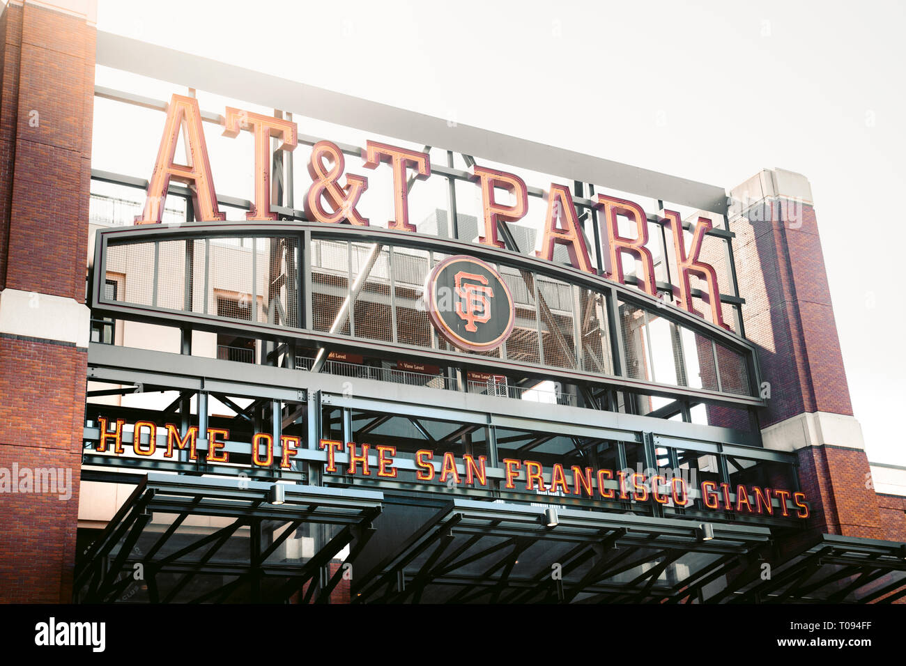 Panorama Blick auf die Altstadt von AT&T Park Baseball Park, Heimat der San Francisco Giants professionellen Baseball Franchise, an einem schönen sonnigen Tag mit Blu Stockfoto