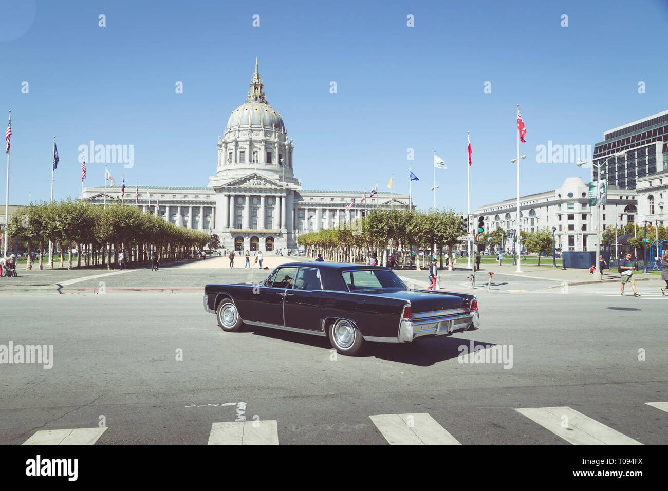 Historische San Francisco City Hall mit Oldtimer an einem schönen sonnigen Tag mit blauen Himmel im Sommer, San Francisco, USA Stockfoto