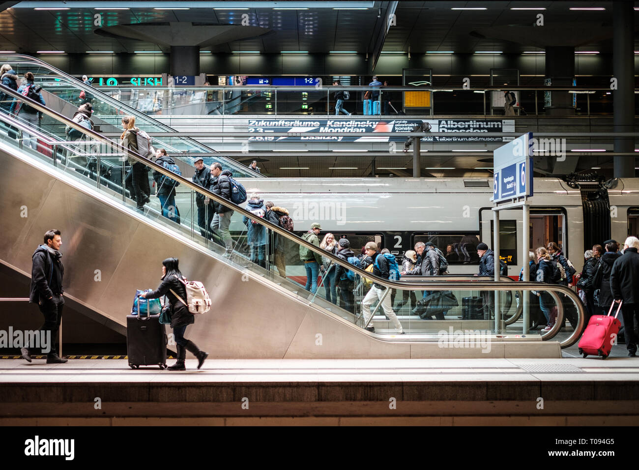 Berlin, Deutschland - März 2019: Personen mit Gepäck auf der Rolltreppe im Bahnhof (Hauptbahnhof) in Berlin, Deutschland Stockfoto
