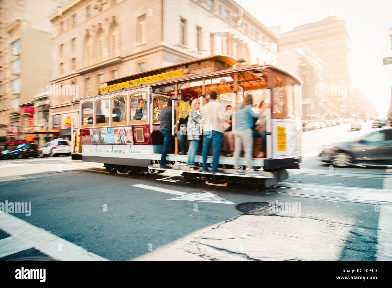 SEPTEMBER 5, 2016 - SAN FRANCISCO: Traditionelle Powell-Hyde Seilbahn reiten im Zentrum von San Francisco im schönen goldenen Abendlicht bei Sonnenuntergang, Cali Stockfoto