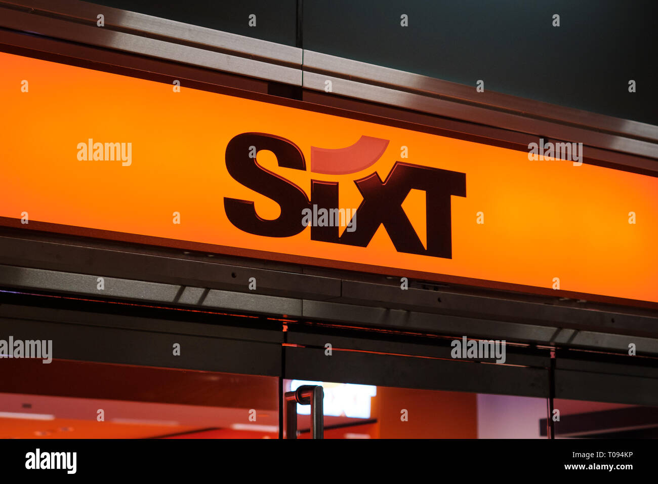 Berlin, Deutschland - März 2019: Sixt Logo auf Store Front. Sixt ist eine Mietwagenfirma Stockfoto