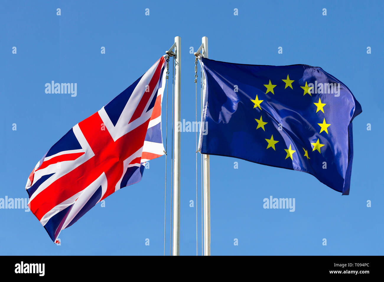 Großbritannien Flagge im Vergleich zur Europäischen Union Flag am Fahnenmast vor blauem Himmel Stockfoto