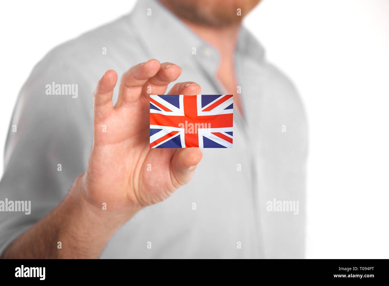 Kaukasische Geschäftsmann in blaues Hemd holding Business Card mit Großbritannien Flagge Stockfoto
