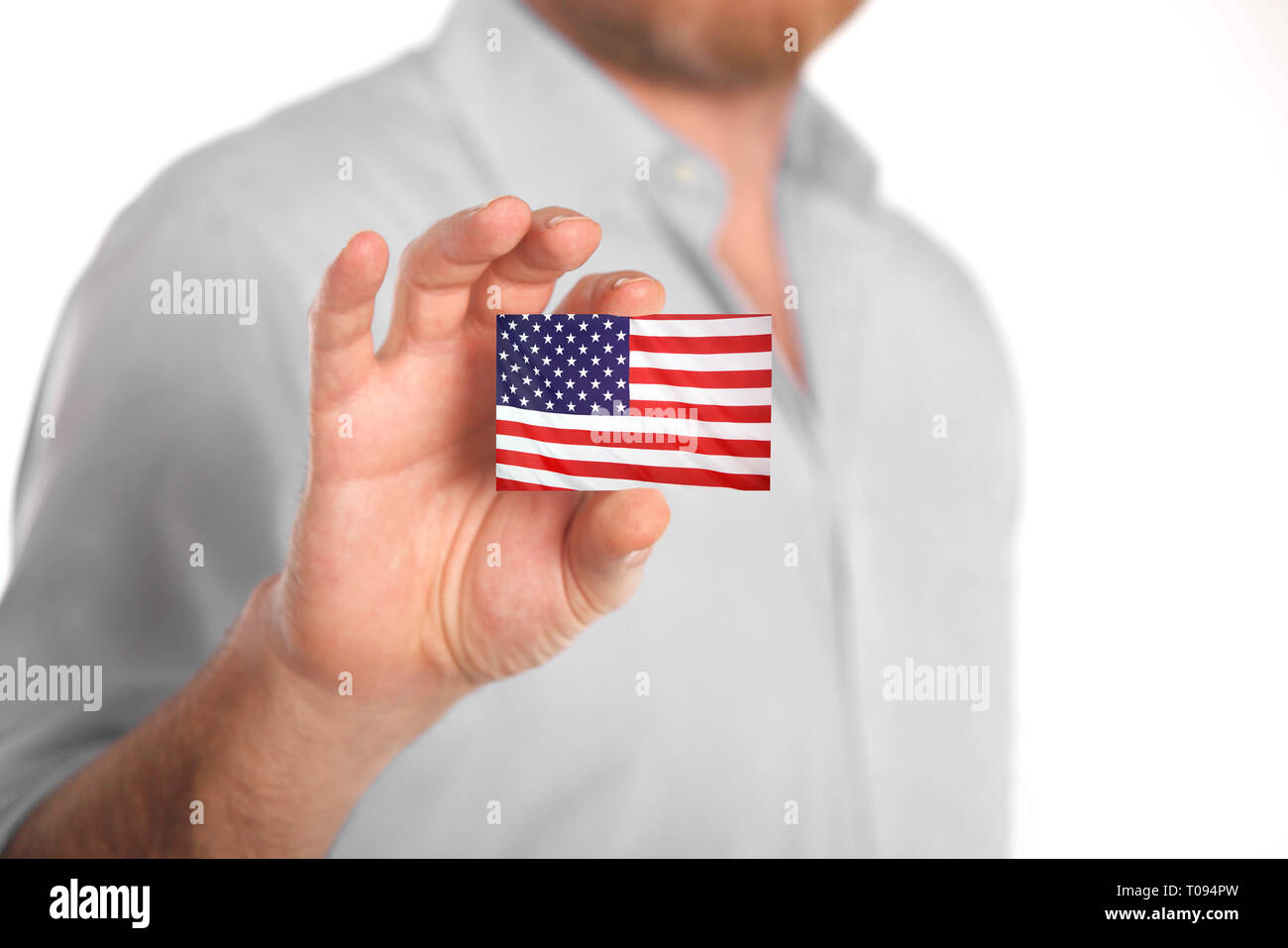 Kaukasische Geschäftsmann in blaues Hemd holding Business Card mit USA-Flagge Stockfoto