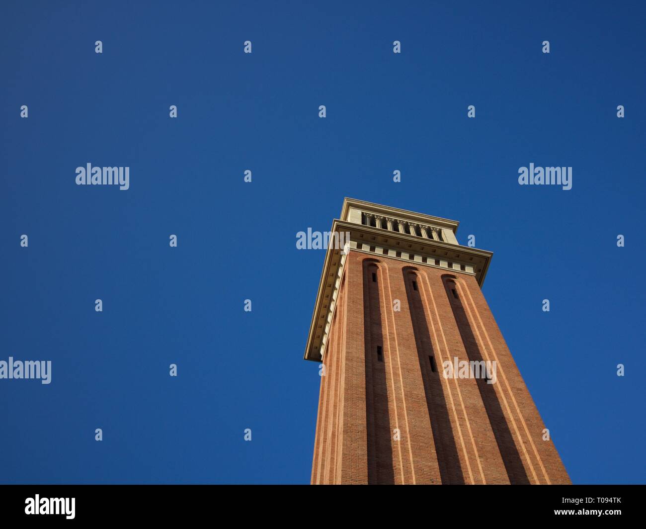 Venezianischen Turm in Barcelona Spanien gegen den blauen Himmel Stockfoto