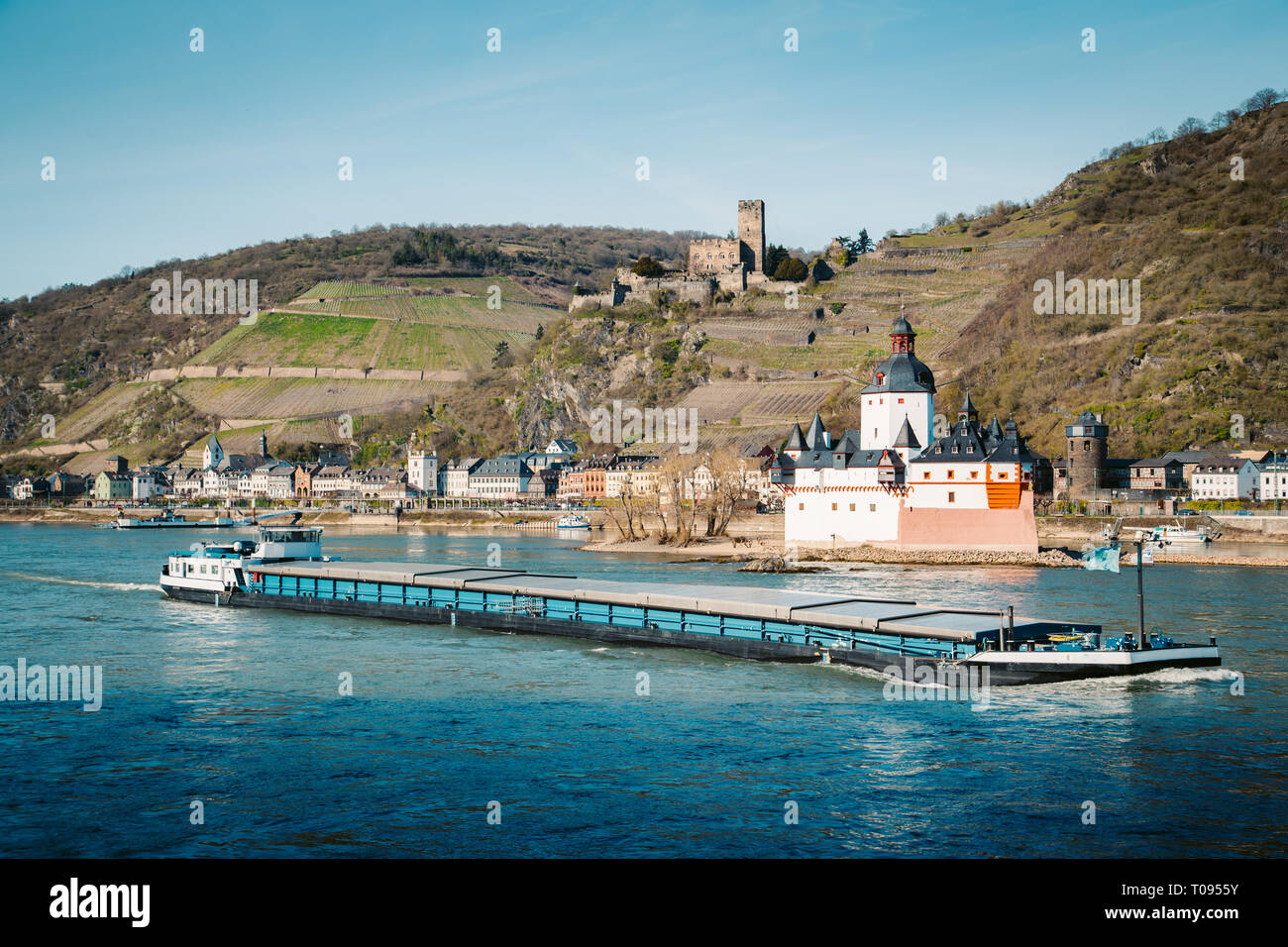 Schöne Sicht auf die historische Stadt Kaub mit der berühmten Burg Pfalzgrafenstein entlang Rhein auf einem malerischen sonnigen Tag mit blauen Himmel im Frühjahr, Rheinla Stockfoto