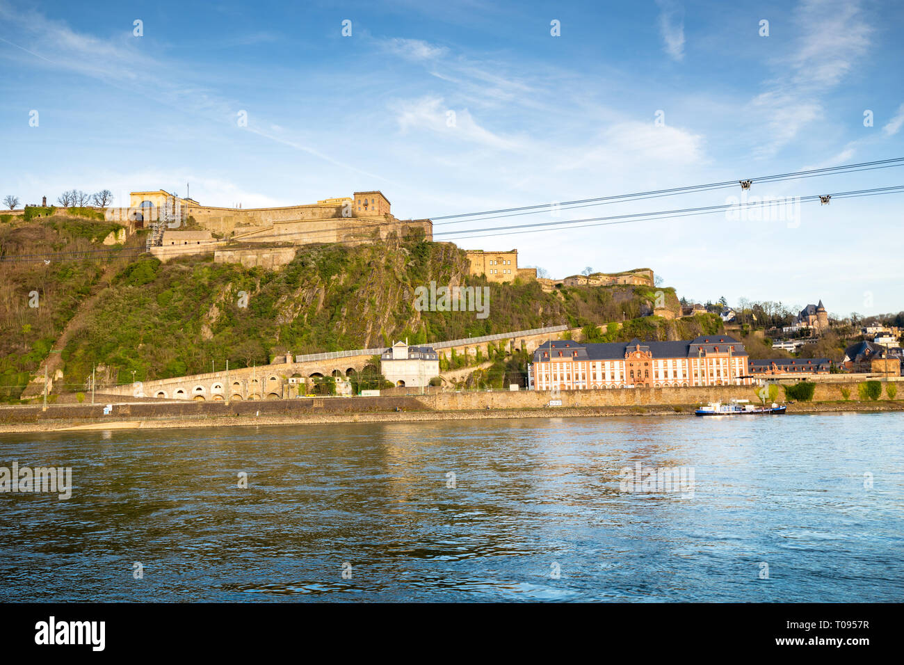 Schönen Blick auf die berühmte Festung Ehrenbreitstein mit Rhein in wunderschönen goldenen Abendlicht bei Sonnenuntergang, Koblenz, Rheinland-Pfalz, Deutschland Stockfoto