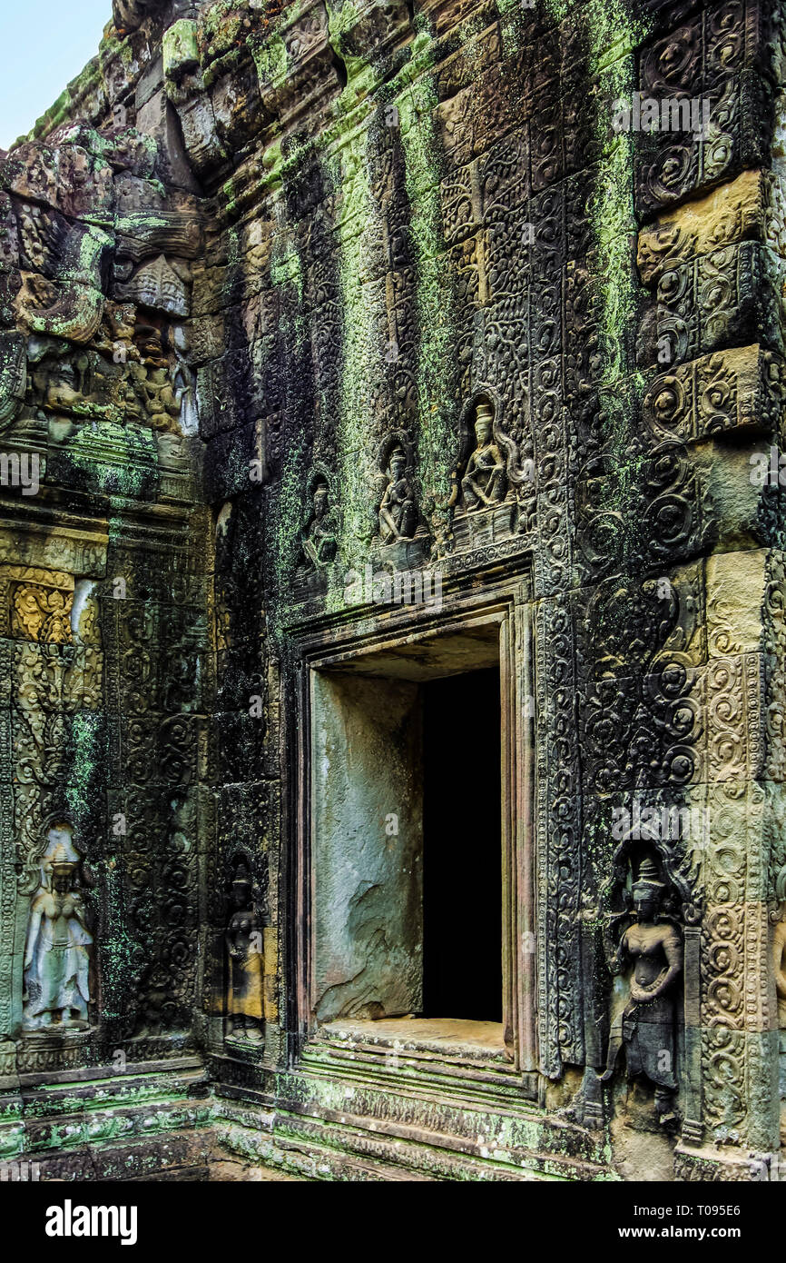 Geschnitzte Galerie Fenster mit Devatas (weibliche Gottheiten) in 12 thC Preah Khan buddhistischen Tempel Komplex; Angkor, Siem Reap, Kambodscha. Stockfoto