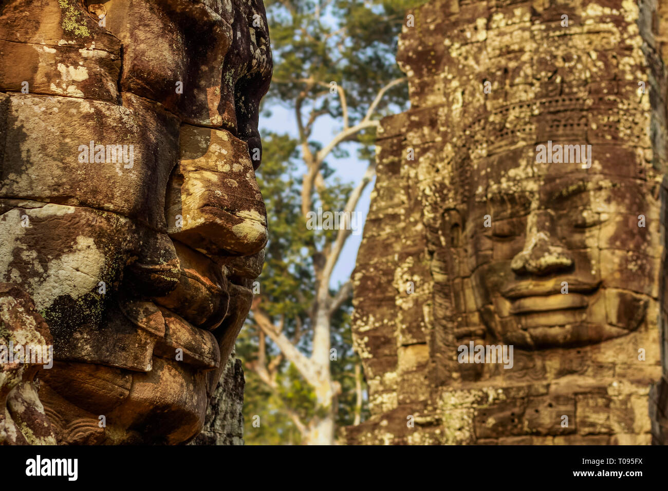 Zwei von 216 lächelnden Gesichtern aus Sandstein bei 12 thC Bayon, letzte Tempel von König Jayavarman VII in Angkor Thom; Angkor, Siem Reap, Kambodscha. Stockfoto