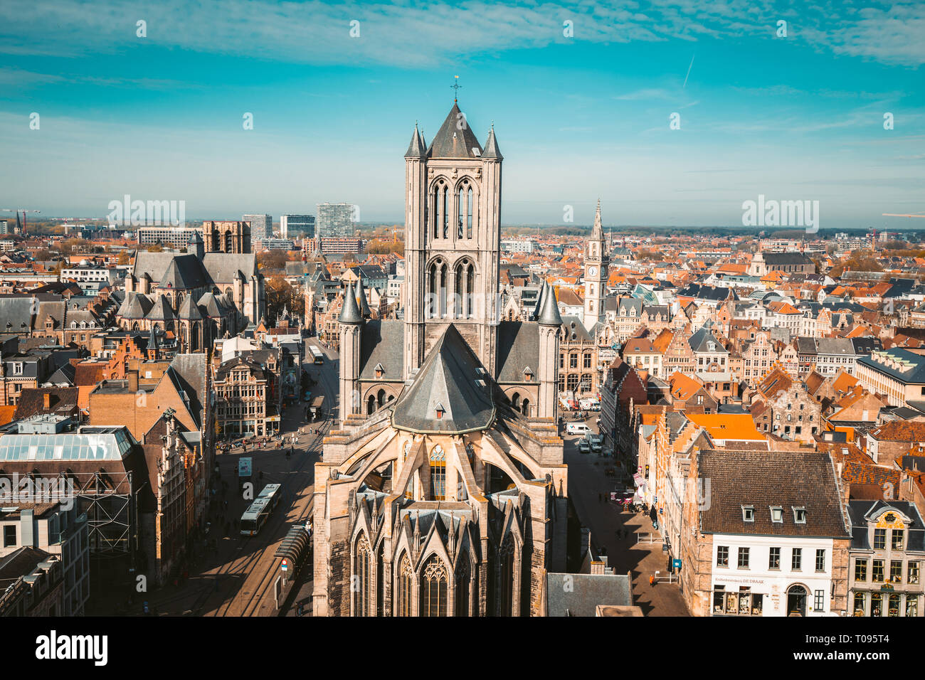Antenne Panoramablick auf die historische Stadt Gent an einem schönen sonnigen Tag mit blauen Himmel und Wolken im Sommer, Provinz Ostflandern, Belgien Stockfoto