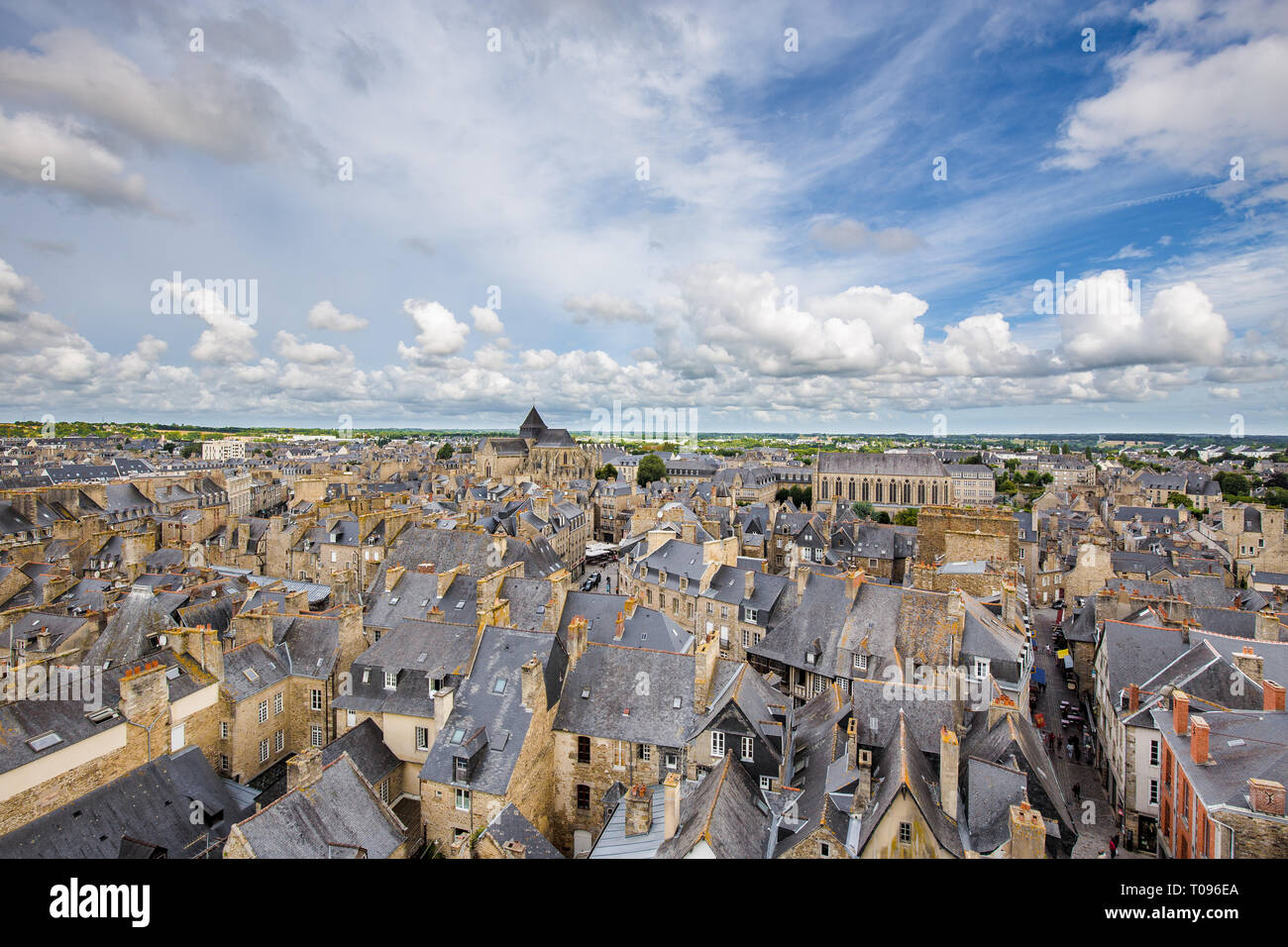 Luftbild der Altstadt von Dinan mit dramatischen Himmel, Cotes-d'Armor, Bretagne, Frankreich Stockfoto