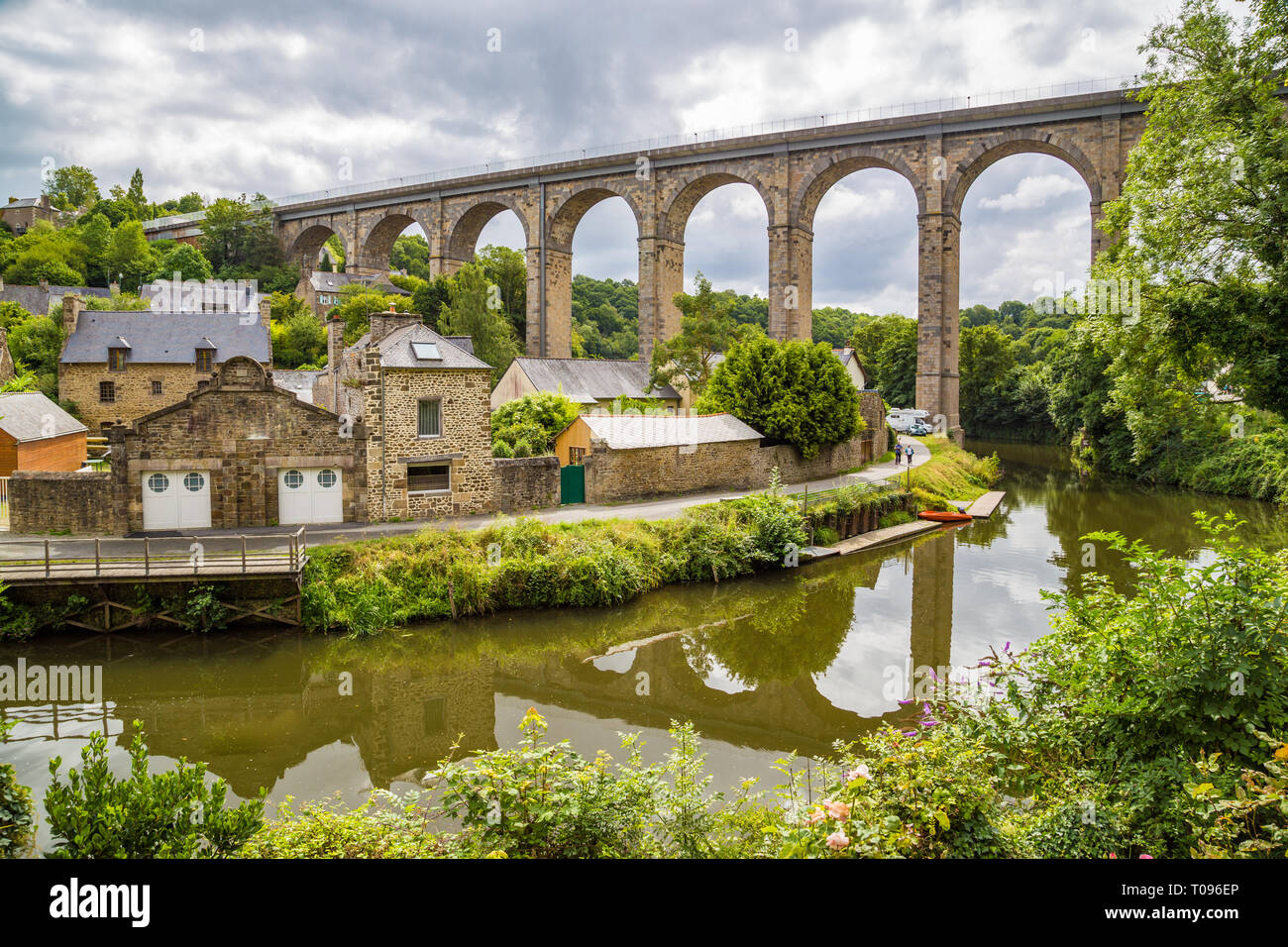 Schöne Aussicht auf die Altstadt von Dinan mit Rance mit dramatischen cloudscape, Cotes-d'Armor, Bretagne, Frankreich Stockfoto