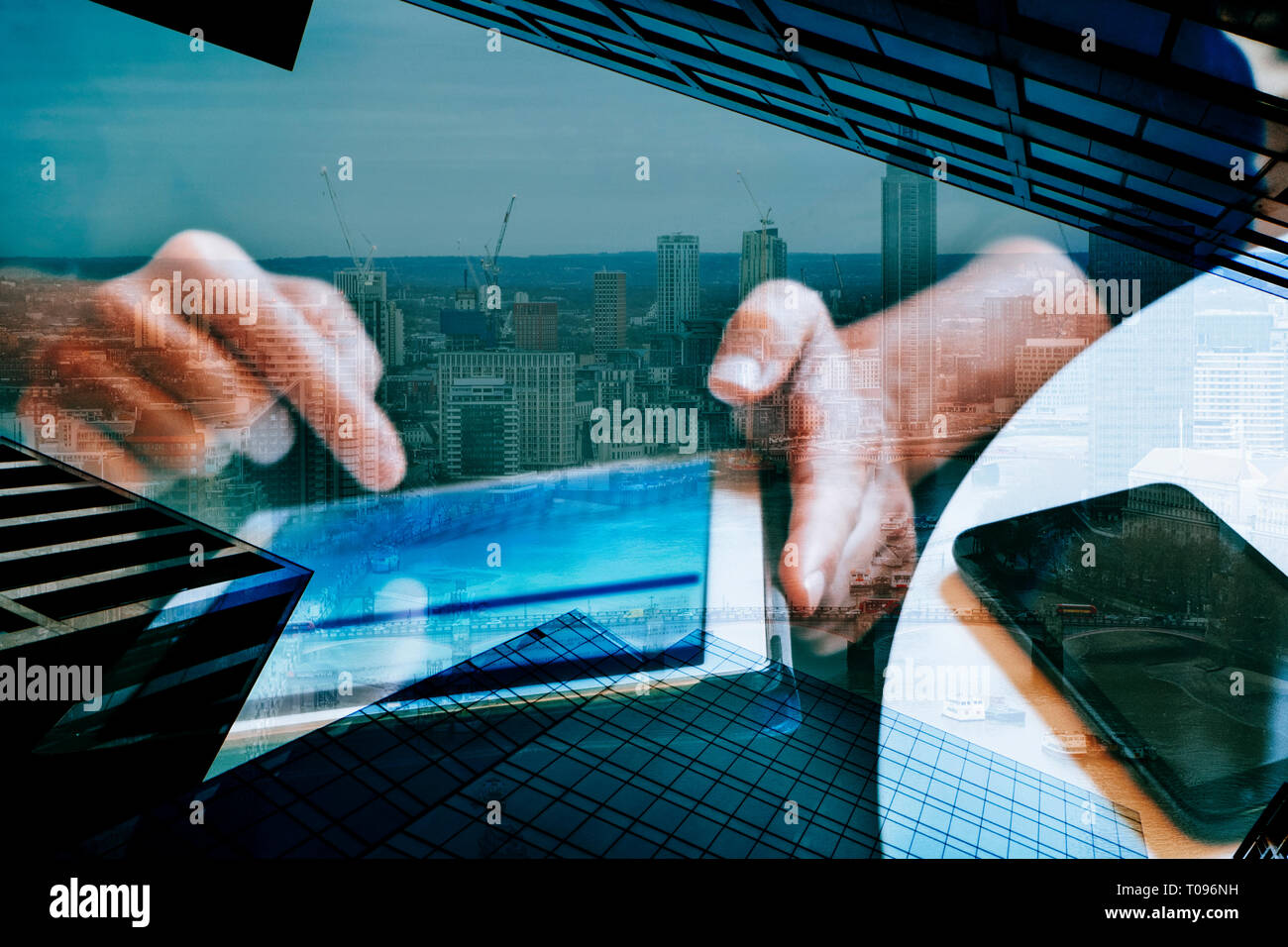 Eine mehrfachbelichtung von dem Finanzdistrikt und einem mit einem Tablet Mann, der Darstellung der Idee der modernen Online-banking-Konzept oder der modernen Business c Stockfoto