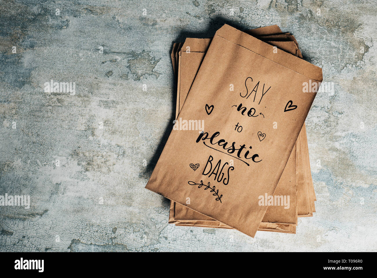 Hohe Betrachtungswinkel von einigen braunen Papiertüten mit dem Text sagen Nein zu Plastiktüten in der oberen Ein geschrieben, auf einer steinernen Oberfläche Stockfoto