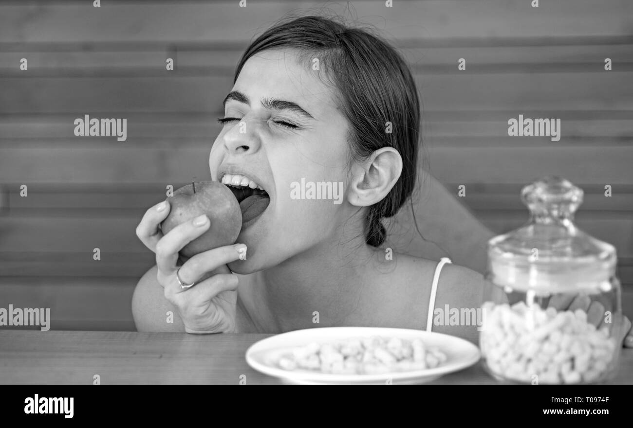 Diätetische oder ungesundes Essen. Pretty Woman lieber Apple Marshmallows. Organische und natürliche oder süß und ungesund. Frau wählen, was zu essen, Stockfoto