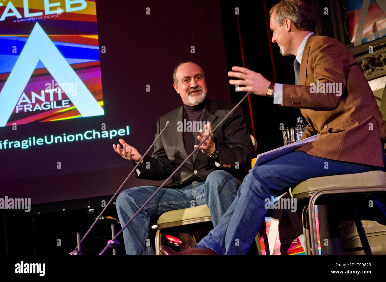 Nassim Nicholas Taleb bespricht seine meistverkaufte Buch und das Konzept 'Anti-Fragile' bei 5 x 15 Veranstaltung in Islington Bildschirm-eingabemethode Union Kapelle mit Ehemalige internationale cricketer gedreht Autor Ed Smith. Nassim Nicholas Taleb hat sein Leben Probleme der Unsicherheit, der Wahrscheinlichkeit und Wissen gewidmet. In seinem neuen Buch Antifragile bietet er eine Blaupause für Wie zu leben und in einer Welt leben, die wir nicht verstehen. Ed ist eine Zeit-Kolumnist und hat vier Bücher geschrieben. Nach der Verbindung mit den New York Mets, schrieb er stark spielen Ball, ein Vergleich von Cricket und Baseball. Auf und neben dem Feld, ein Tagebuch über die Stockfoto