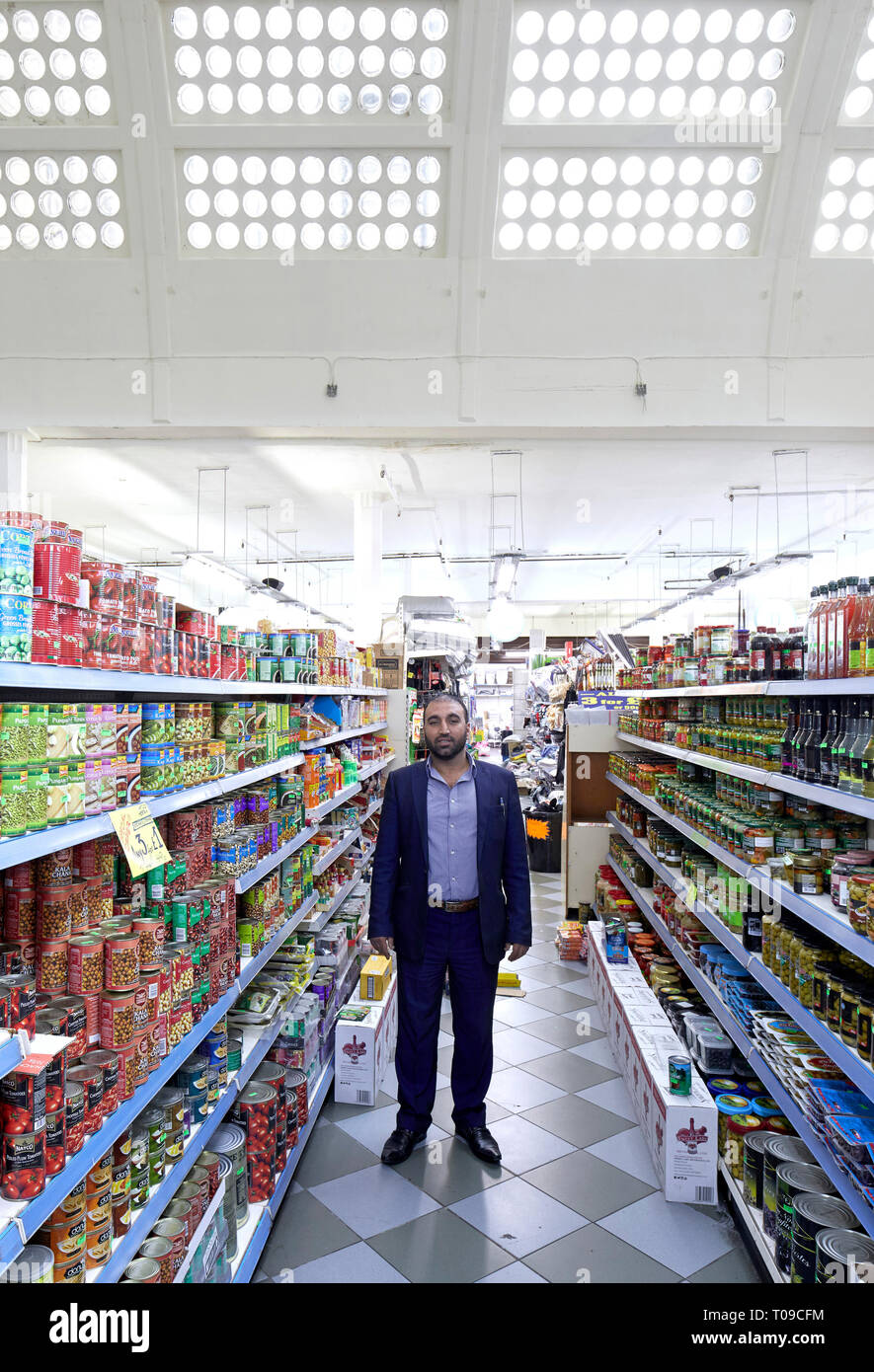 Akbar Khan stehen unten re-exponierten Art déco-Decke. Khan's Department Store Peckham, London, Vereinigtes Königreich. Architekt: Benedikt OLooney Arch, 193 Stockfoto