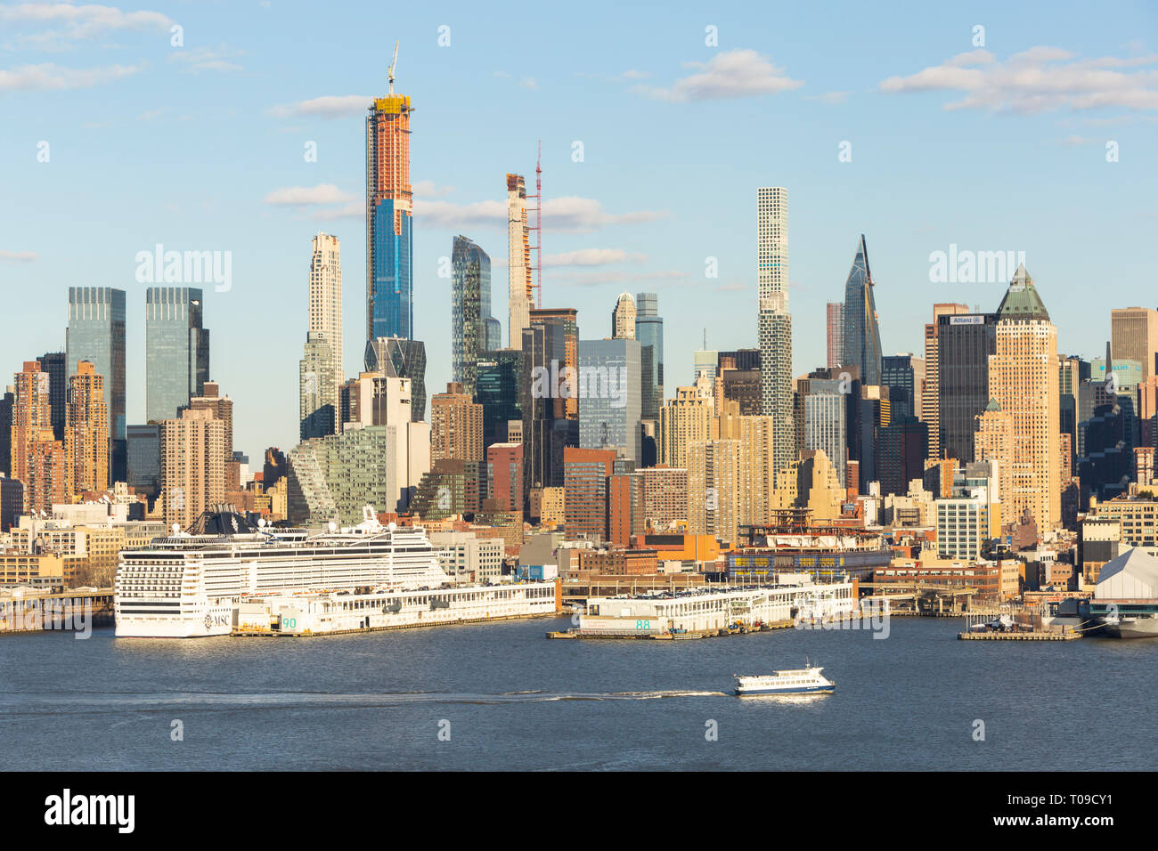 Teil der Entwicklung der Mid-town Manhattan Skyline, einschließlich supertall Wohn- Hochhäuser auf der West 57th Street, New York City. Stockfoto