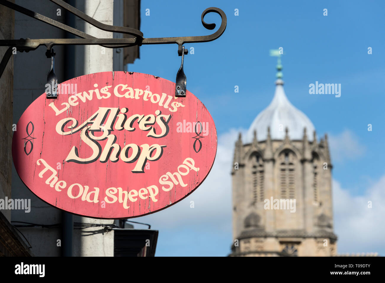 Ein Alice & Wonderland shop auf St. Aldates Straße mit Christus Kirche Tom Tower in Oxford, Oxfordshire, Großbritannien Stockfoto
