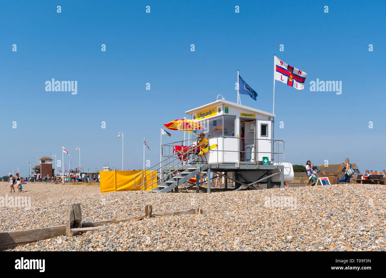 RNLI Lifeguards Hütte am Strand im Sommer in Littlehampton, West Sussex, England, UK. Stockfoto