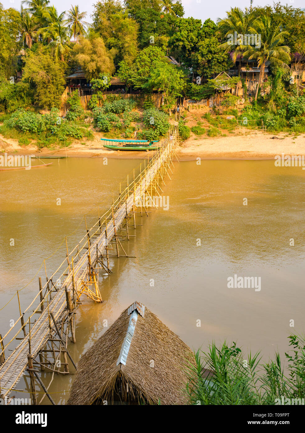 Klapprig Bambus Zuckerrohr Brücke über den Fluss Nam Kahn Nebenarm des Mekong, Luang Prabang, Laos, Indochina, Se Asien Stockfoto
