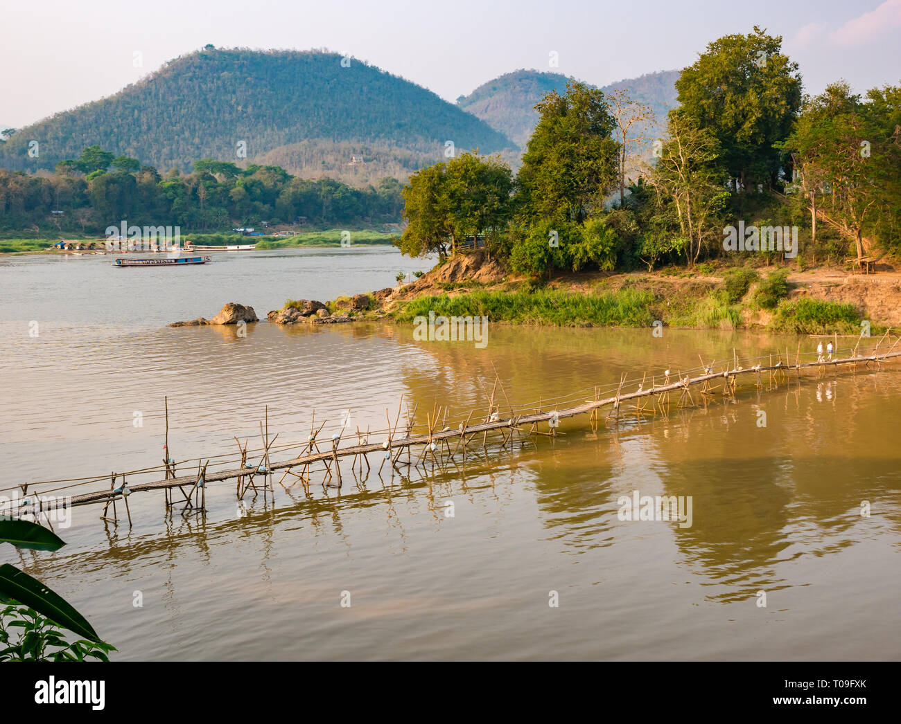 Blick auf den Fluss Mekong mit Klapprigen Bambus Zuckerrohr Brücke über den Fluss Nam Kahn Nebenarm des Mekong, Luang Prabang, Laos, Indochina, Se Asien Stockfoto